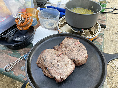 在野营炉上烤牛排