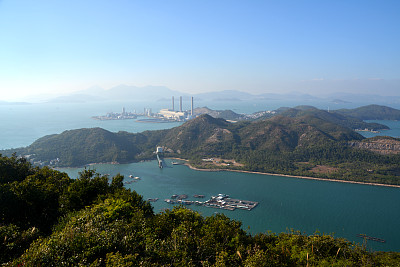 从香港岭角山俯瞰南丫岛的景观