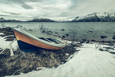冬天，挪威Vesteralen岛Møklandsfjord岸边的小船
