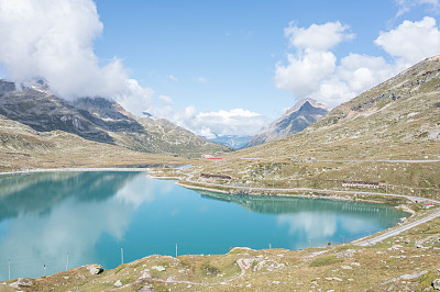 无人机拍摄的拉戈比安科湖在Bernina Pass, Grisons, Switzerland