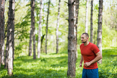 截肢的残疾运动员在森林里慢跑