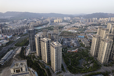 霓虹灯和车流在夕阳的照耀下穿过城市的街道