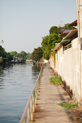 沿着海滨长廊在曼谷拉德普拉运河