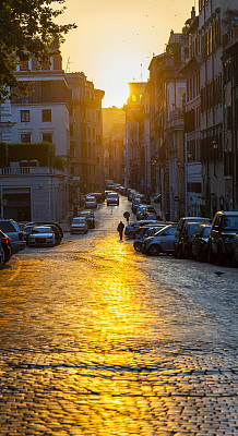 在黎明的街道上的一个暗示性的观点，通过di monte rianzo在罗马历史中心的Prati区
