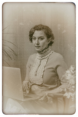 20世纪20年代，一个女人在用笔记本电脑。