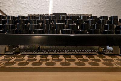 老式打字机的键盘和灯光投射的阴影