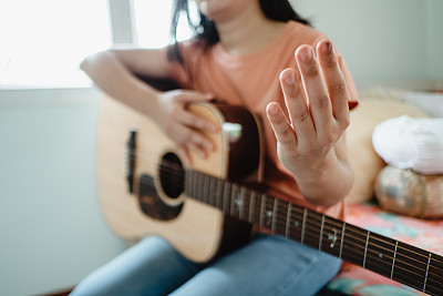 女亚裔基督徒在早上祈祷和敬拜上帝。祷告和敬拜。