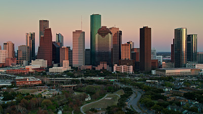 休斯顿市中心的空中拍摄，德克萨斯的天际线在黄昏