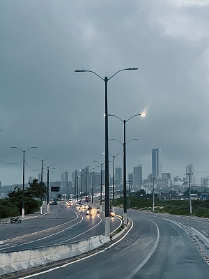 夏雨把白天变成黑夜。