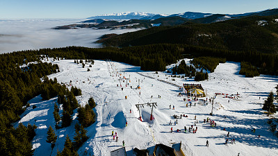 空中Mavic 3无人机拍到特兰西瓦尼亚的一个滑雪场