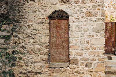 一扇带窗户的老式复古砖墙的特写
