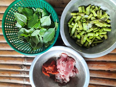 准备烹饪材料炒牛豌豆与肉末辣椒酱-食品准备。