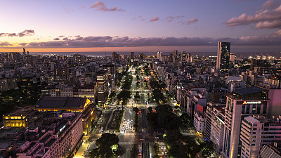 在布宜诺斯艾利斯的方尖碑和胡里奥大道日落时的交通