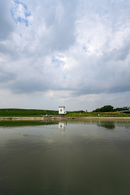 银田河沿岸的现代城市建筑