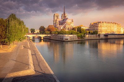 日出的法国巴黎圣母院大教堂