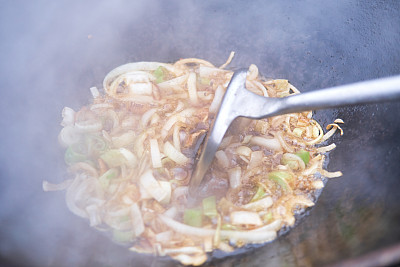 用大锅烤洋葱做肉抓饭