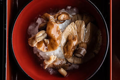 健康山采名贵香菇在白萝卜碗