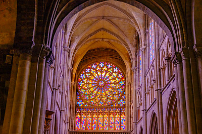 圣马洛大教堂内部的玫瑰窗
