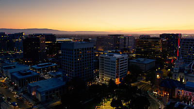 黄昏时分，加州圣何塞市中心的航拍