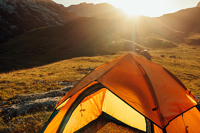 金色的日出照亮了山中的帐篷