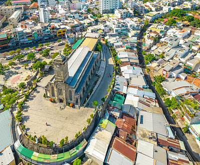 鸟瞰越南芽庄市的石头大教堂