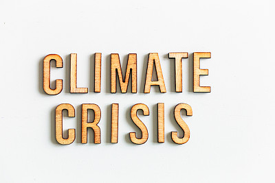 白底木制字母拼出“气候危机”
