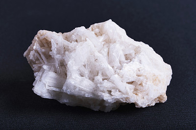 钠沸石是沸石族中的一种结构硅酸盐矿物。它是一种水合的钠和铝硅酸盐