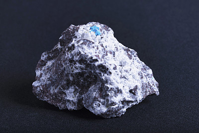 五角石原料的特写。五角石是一种稀有的硅酸盐矿物