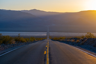 笔直的公路在夕阳下