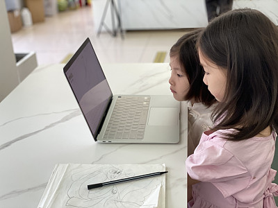 两个小女孩用电脑学习