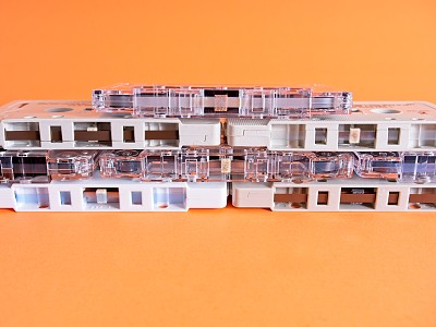盒式磁带用于记录音乐或声音的磁带，是20世纪70年代和80年代的主要技术