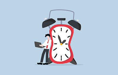 工作时间紧迫，对按时完成工作的压力或焦虑，职业项目的压力，时间管理，项目期限概念。商人在拥挤的时钟旁匆忙地工作。