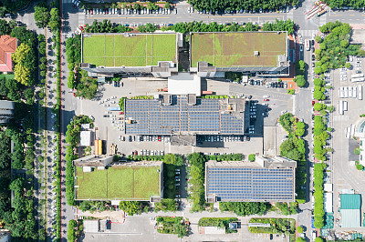 绿色工业厂房，屋顶太阳能电池板