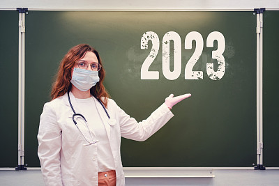 校医在黑板上显示着铭文2023年