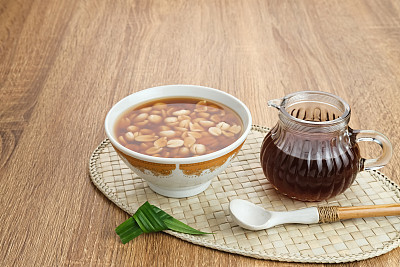 Wedang Kacang是一种传统的印尼草本饮料，由花生制成