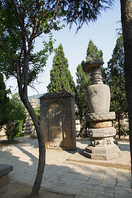 中国嵩山少林寺塔林。大祭司纪念碑。