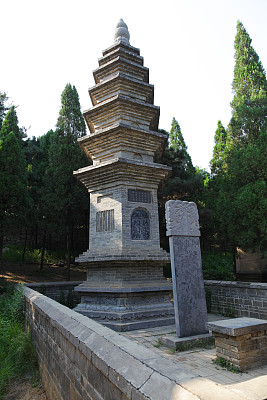 中国嵩山少林寺塔林。大祭司纪念碑。