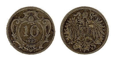1895年至1911年发行的1907年奥匈帝国镍币10枚，背面有奥匈帝国盾徽。