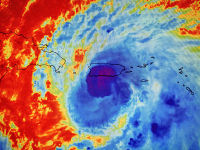 卫星图像显示菲奥娜在波多黎各南部的加勒比海地区成为飓风