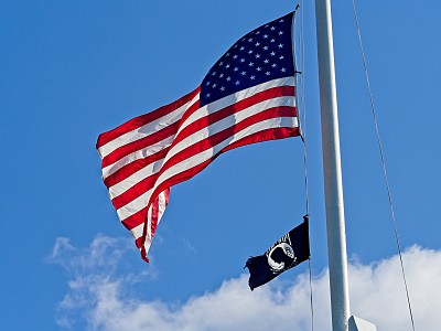 美国和战俘的旗帜飘扬在马萨诸塞州列克星敦美国革命战场的蓝天上