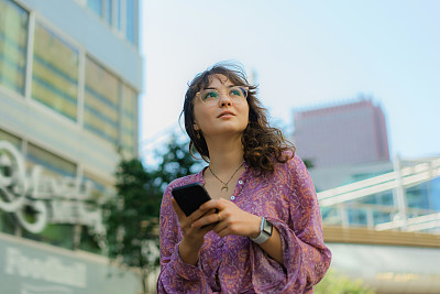 一名女子在海牙散步时用手机发短信