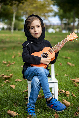 练习吉他的小男孩