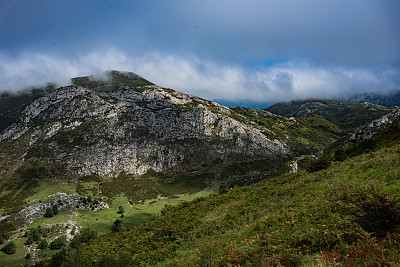 欧罗巴的picos de europa山，以蓝天白云为背景，(西班牙阿斯图里亚斯)复制空间