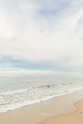 2022年9月，明亮的蓝色多云天空上的蓝绿色海浪横扫佛罗里达州海滨高地海滩