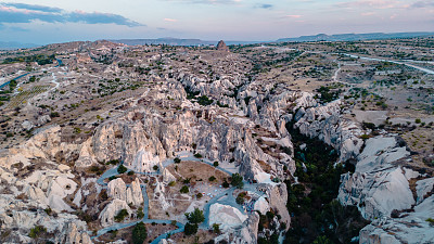 无人机鸟瞰Göreme国家公园和土耳其内夫希尔卡帕多西亚的仙女烟囱