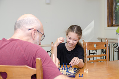 父女在下棋