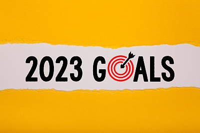 白纸上写着2023年的新年目标