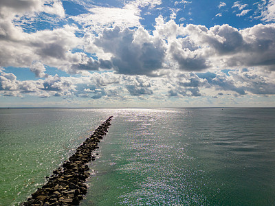无人机拍摄的迈阿密海滩SOBE码头到大西洋