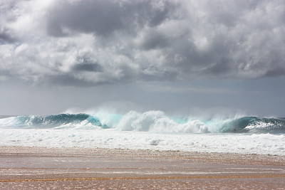 瓦胡岛北岸暴风雨天空下汹涌的海浪泡沫