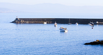 菲斯特拉港的渔船，码头保护。一个Coruña省，Costa da Morte，加利西亚，西班牙。